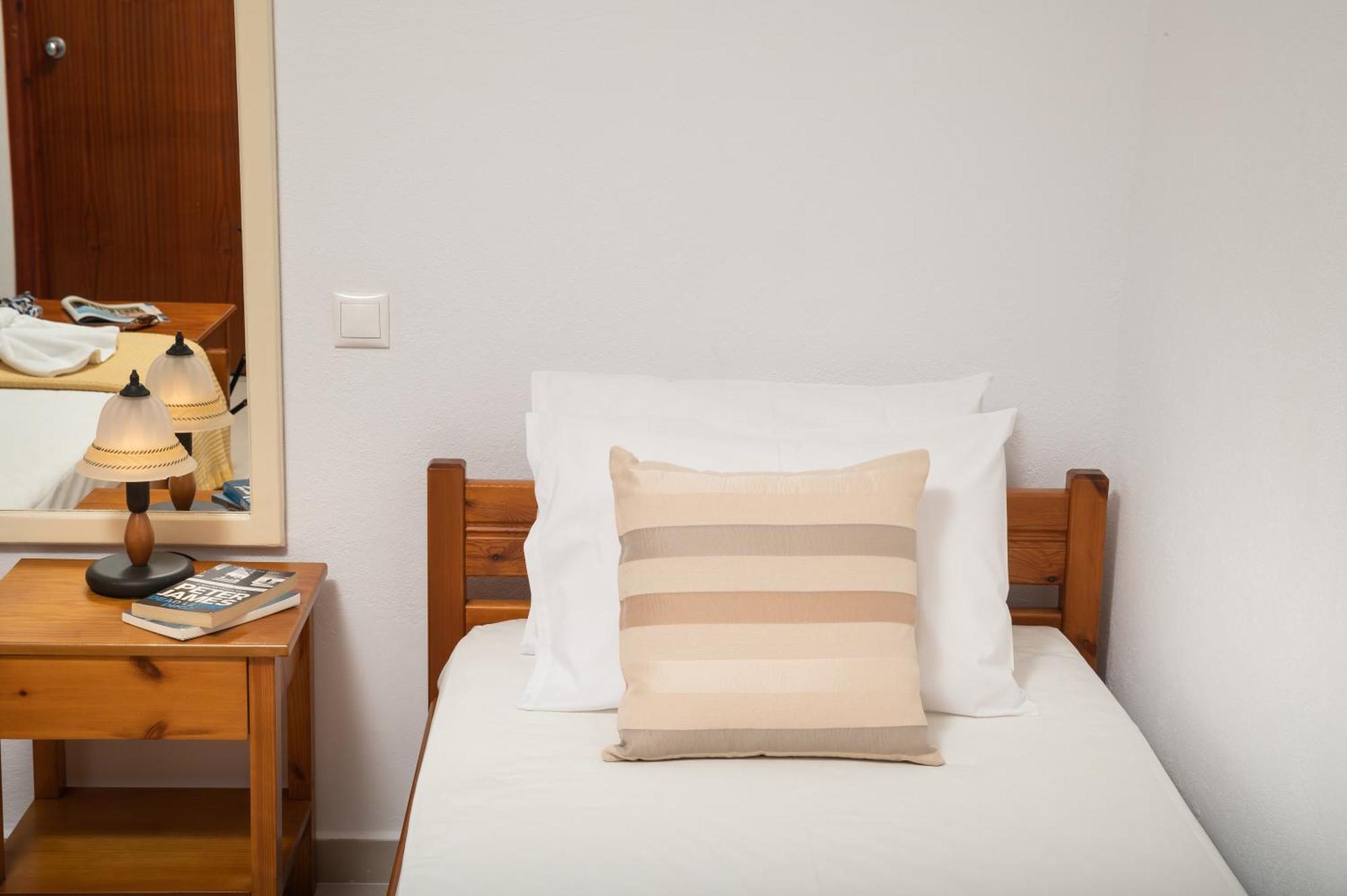 كاليفيس Aphrodite Apartments الغرفة الصورة