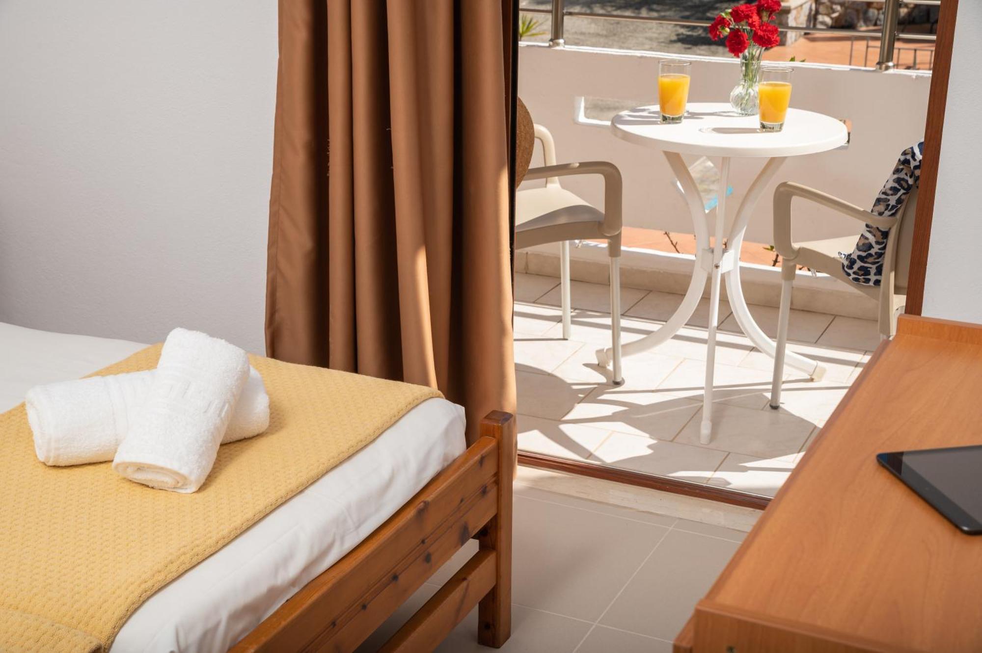 كاليفيس Aphrodite Apartments الغرفة الصورة